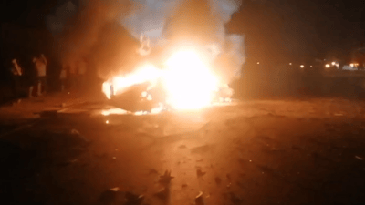 الجثث تفحمت داخل السيارة.. مشاهد مؤلمة من حادث آلتون كبري