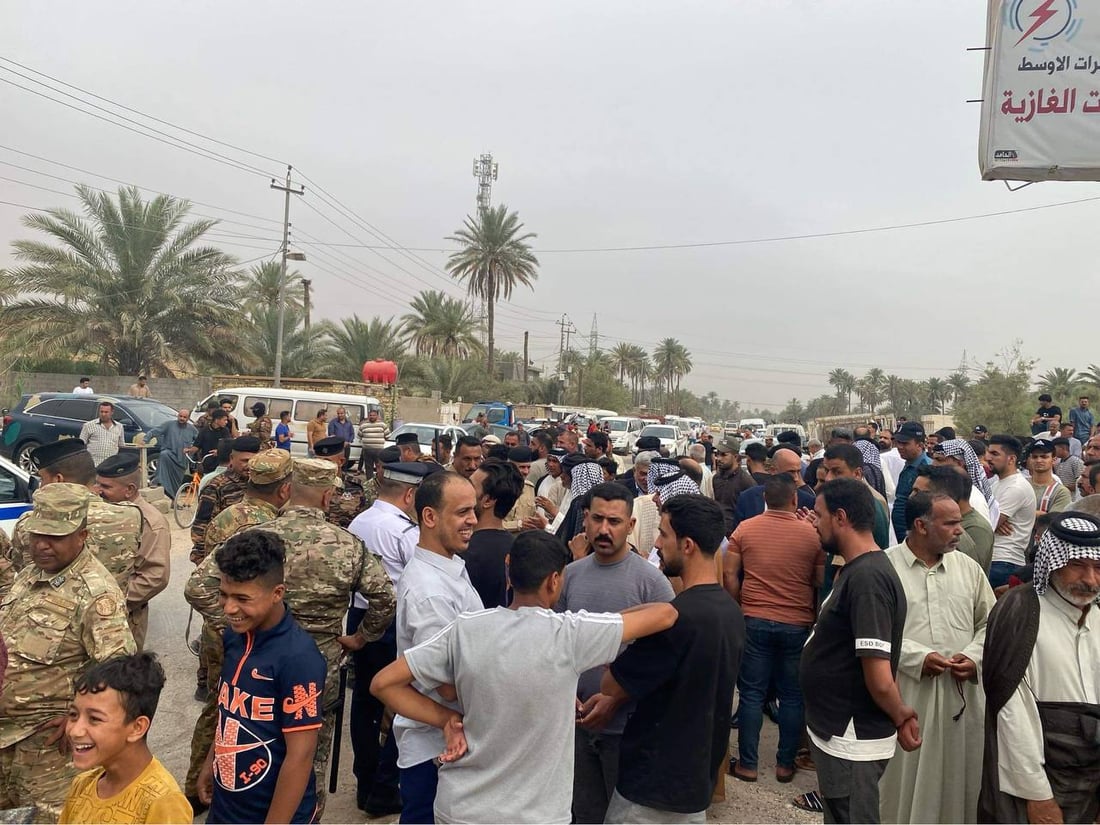 “لن نتحرك قبل إعادة المحطة المتنقلة”.. سكان الهندية يحاصرون دائرة الكهرباء (صور)