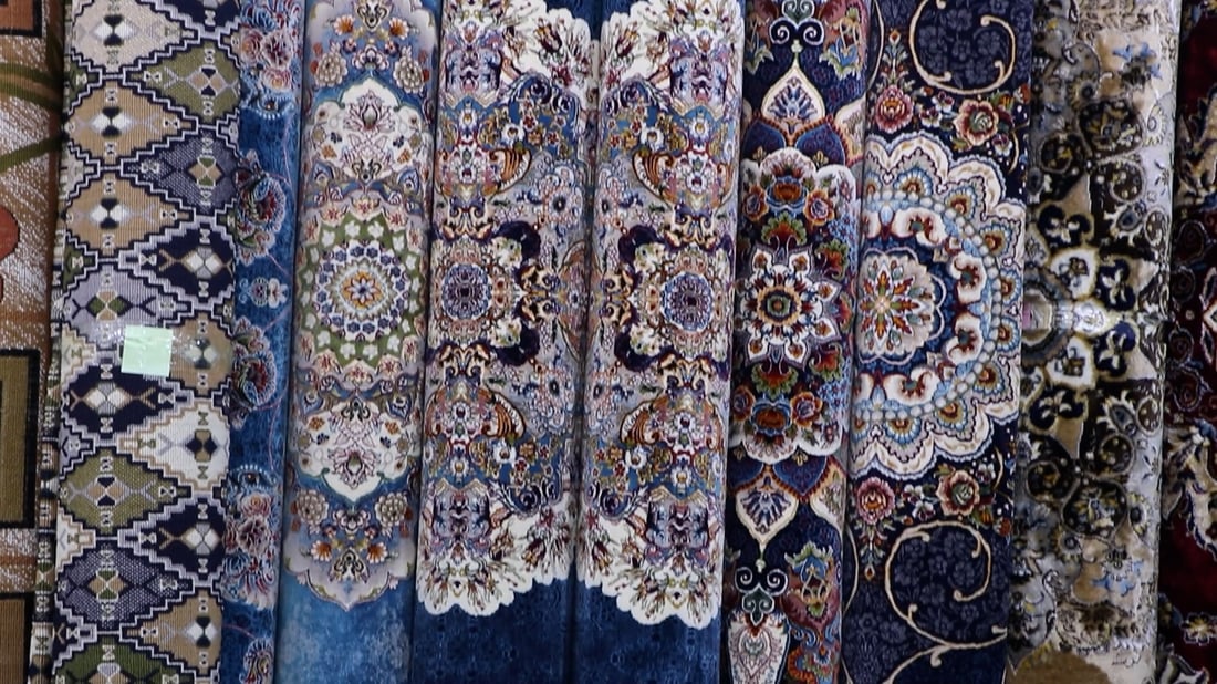 10 موديلات هذا العام والبيع بـ “الشانة”.. صور من سوق المفروشات في الكوت