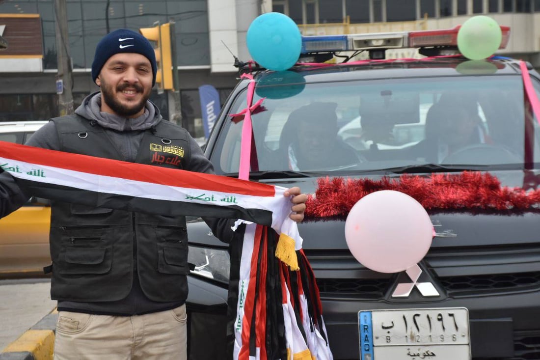 صور: بالأعلام والحلوى.. شباب أبو غريب يحتفلون بعيد الشرطة العراقية