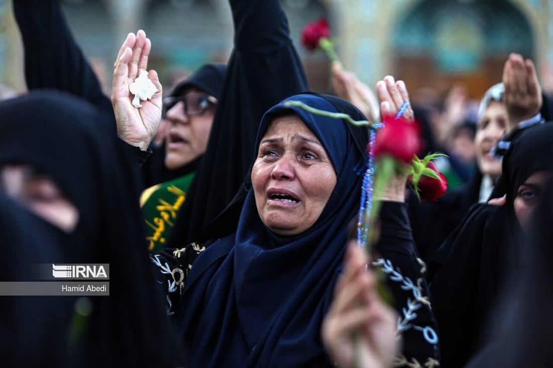 صور من حرم السيدة معصومة.. سيدات إيرانيات يتضرعن بالبكاء لسلامة رئيسي