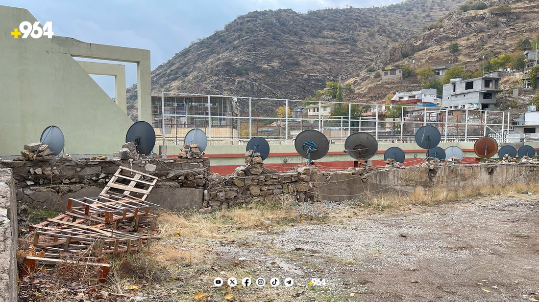 لە تەوێڵە 30 ماڵ بەهۆی دیوارێکەوە سەیری کەناڵە کوردییەکان دەکەن