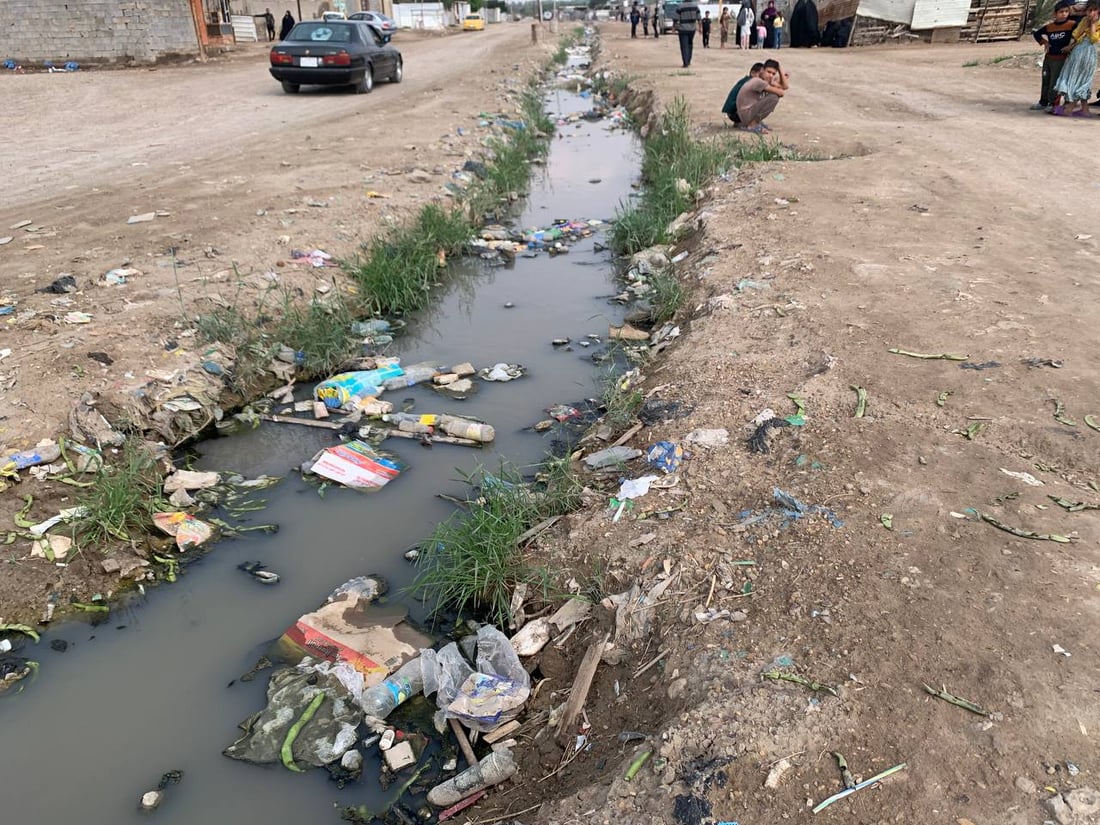 أبو غريب: مخلفات المجاري تحاصر أطفال “السكلات”.. والحلّ في “بوري 8 إنج” (صور)