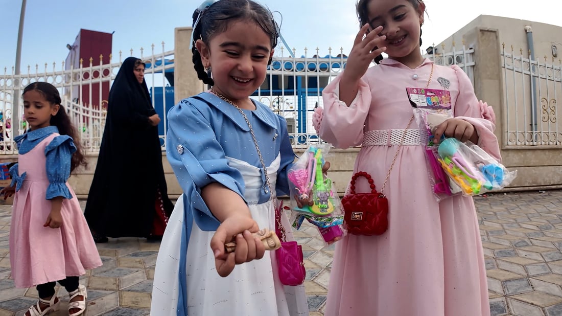 كثير من البراءة والضحكات في قلعة صالح.. طقوس تذكّر الكبار بأول عيدية