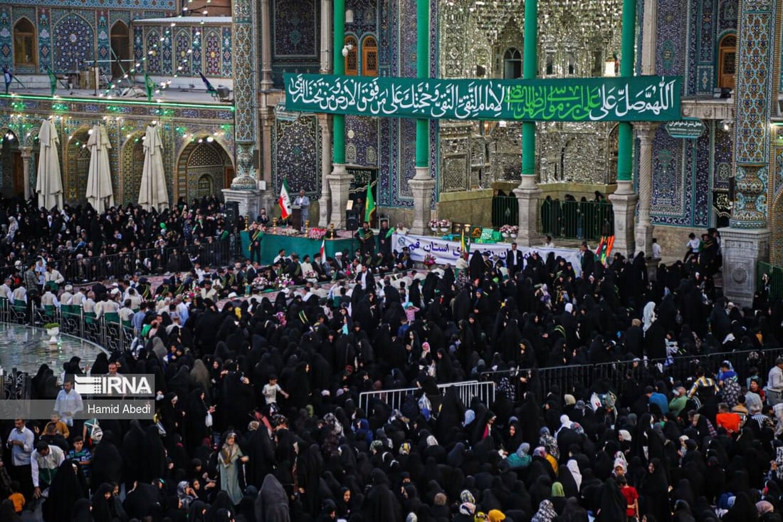 صور من حرم السيدة معصومة.. سيدات إيرانيات يتضرعن بالبكاء لسلامة رئيسي