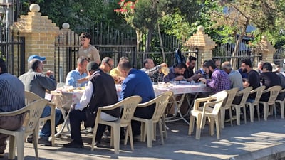 چێشتخانەیەک کرێکارانی لە بیر نەکرد و نانی جەژنی بۆ بردن
