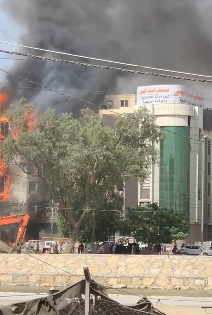 صور: نيران تلتهم مستشفى السلام الأهلي وسط الحلة