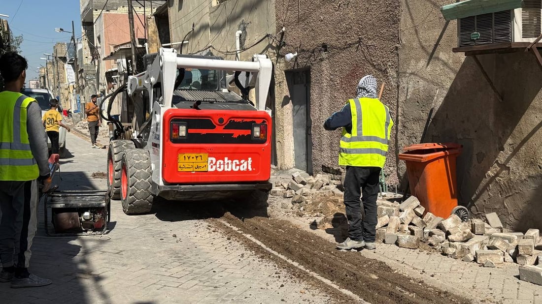 شيوخ أخيار يسهلون المهمة.. الكيبل الضوئي يسير بصعوبة في مدينة الصدر (صور)