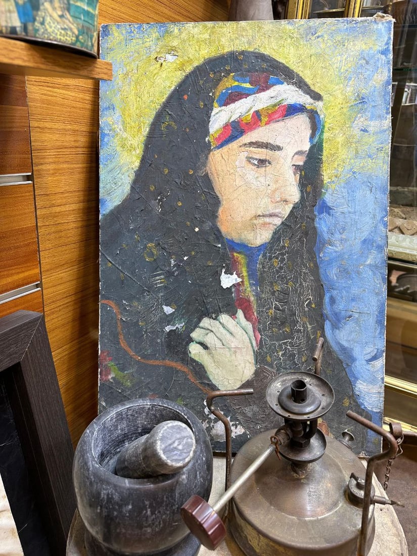 من عكد اليهودي في كربلاء.. أحجار غامضة تلهم حسين ياسر في كتابة مسرحياته (صور)