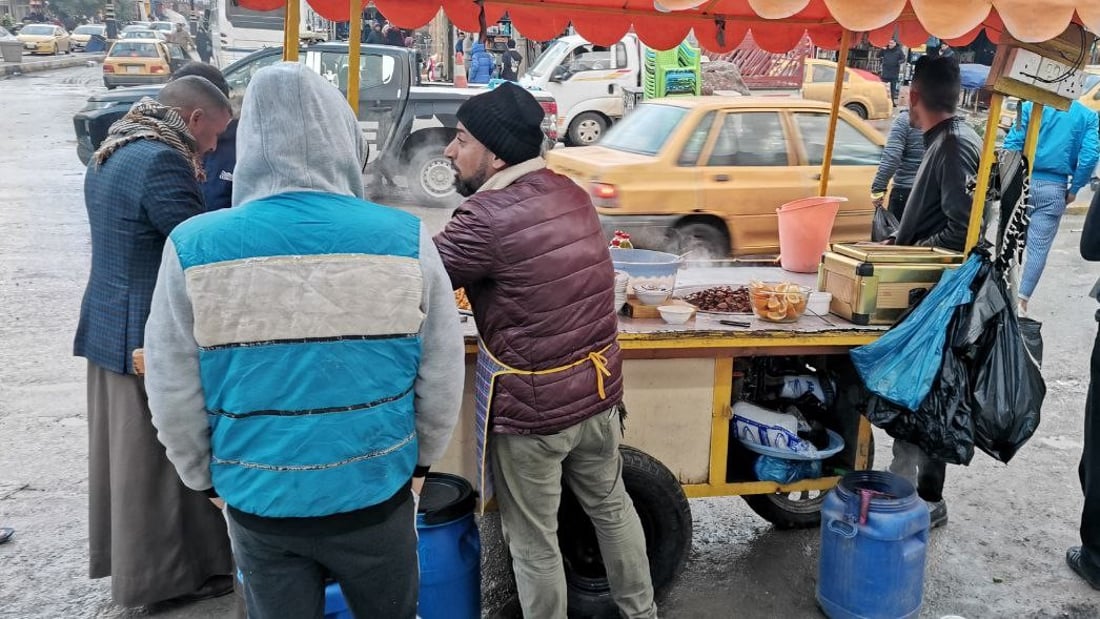 صور: الأمطار أغلقت سوق الديوانية الكبير.. الباعة قضوا يومهم حول عربات “اللبلبي”