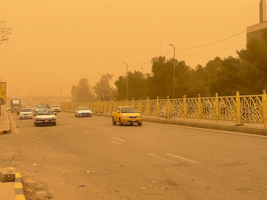 صور: عاصفة ترابية تحول سماء النجف إلى اللون الأحمر