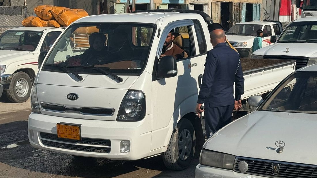 مرور الزبير تفاجئ سوق سوادي بالسيطرات.. المراهقون على رأس قائمة المطلوبين (صور)