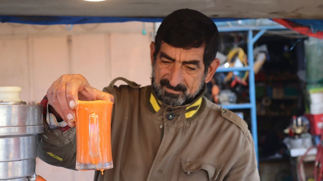 أبو حسين يعصر الجزر في الكاظمية ويشرح للزبائن فوائده: إنه يقوّي النظر