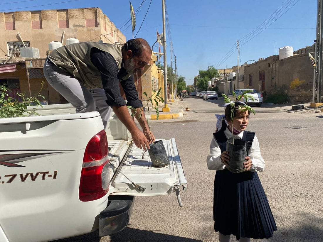 صور: الناصرية تدرّس بناتها العلوم في حديقة المدرسة.. زرعن هناك أجمل الشتلات
