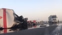 صور: مصرع شخص وإصابة آخر بتصادم شاحنتين على حولي كلار