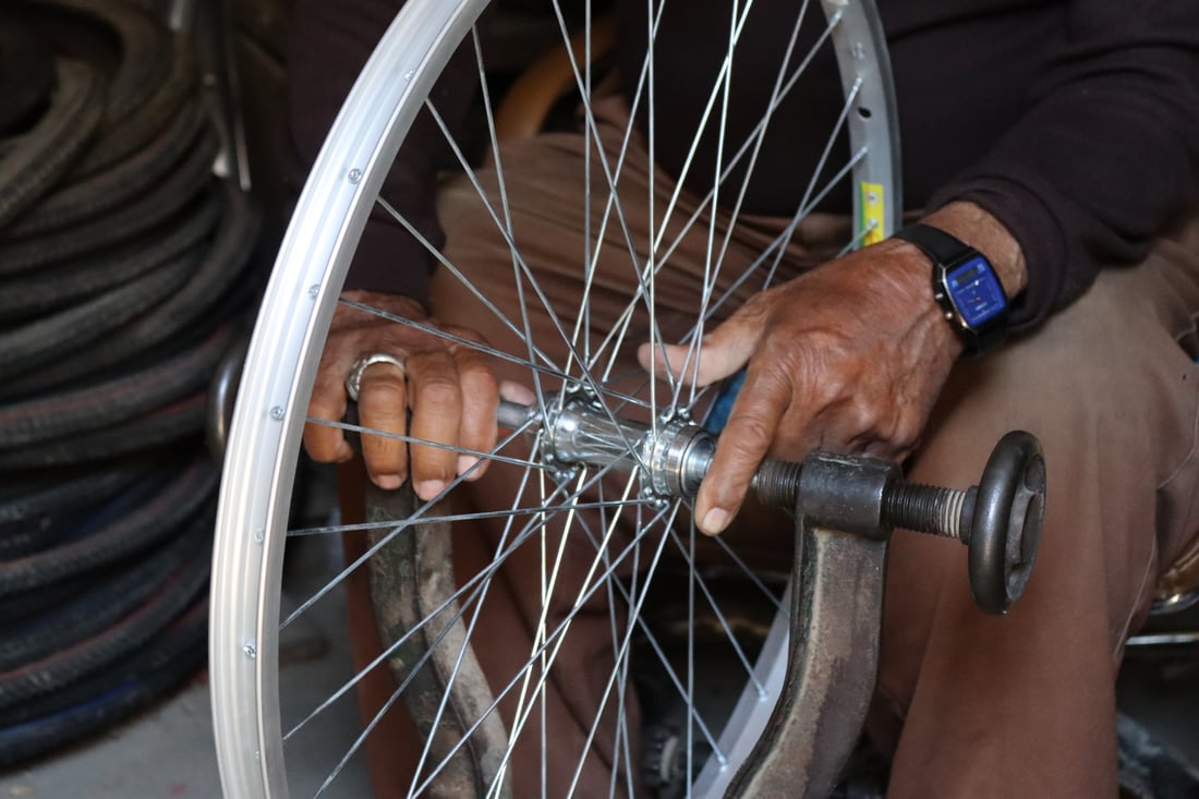 بغداد: العم “جاسم” يلهم الشبان أسرار تصليح “البايسكلات” وينعى نفسه (فيديو)