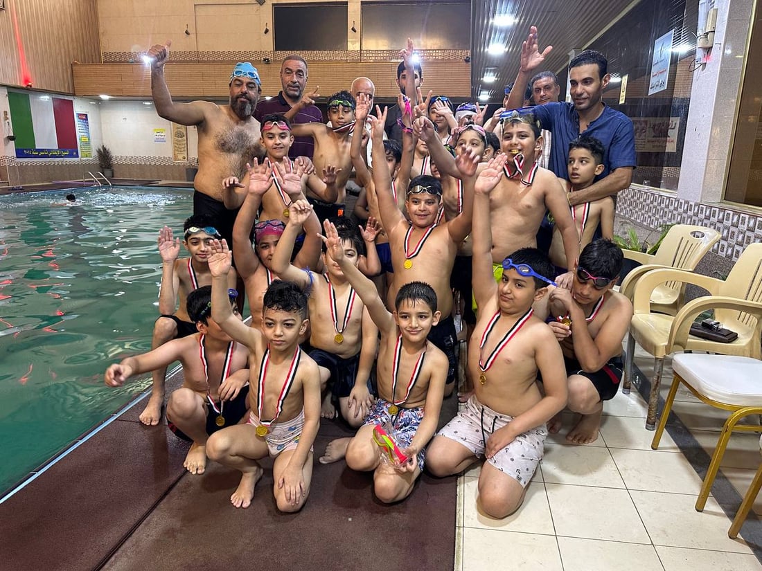 صور: 50 من أطفال الديوانية يحتفلون بإتقانهم السباحة.. “دولفين وكرول” وحركات أخرى
