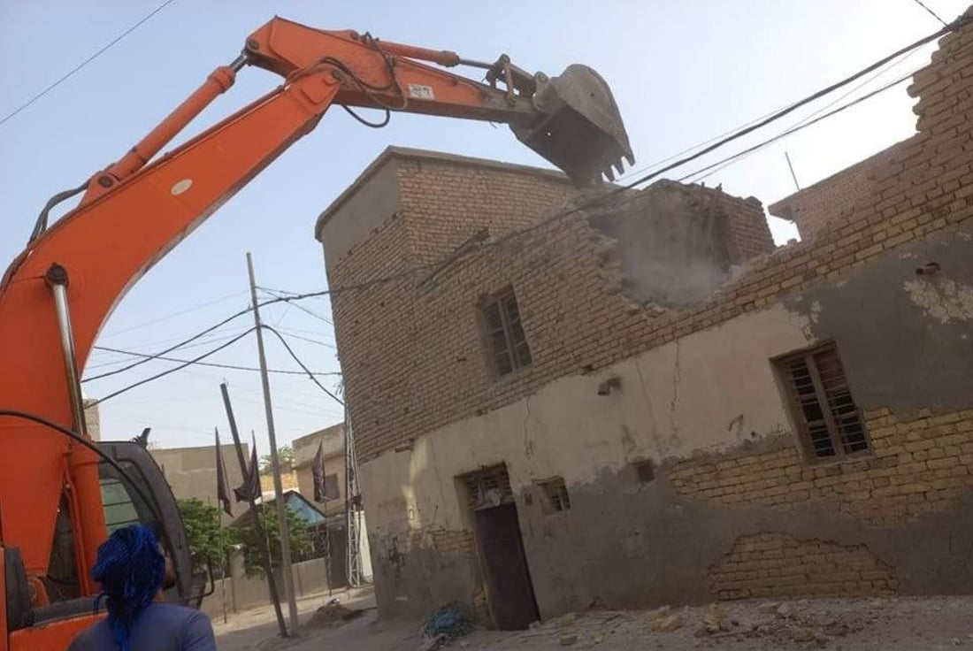 صور: أخيراً.. السماوة تتخلص من المنزل الشهير الذي تسقط “بالكوناته”!