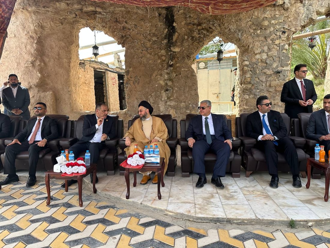 الحكيم يتأمل نواعير هيت وسعيد بأول زيارة للمدينة (صور)