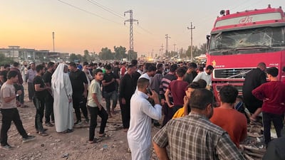قطع طريق بغداد كركوك بالإطارات.. شاحنة تقتحم أكشاك داقوق وتقتل رجلاً (صور)