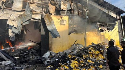 دوای نزیکەی دوو کاتژمێر هێشتا ئاگرەکەی ناوچەی پیشەسازی کۆنتڕۆڵ نەکراوە