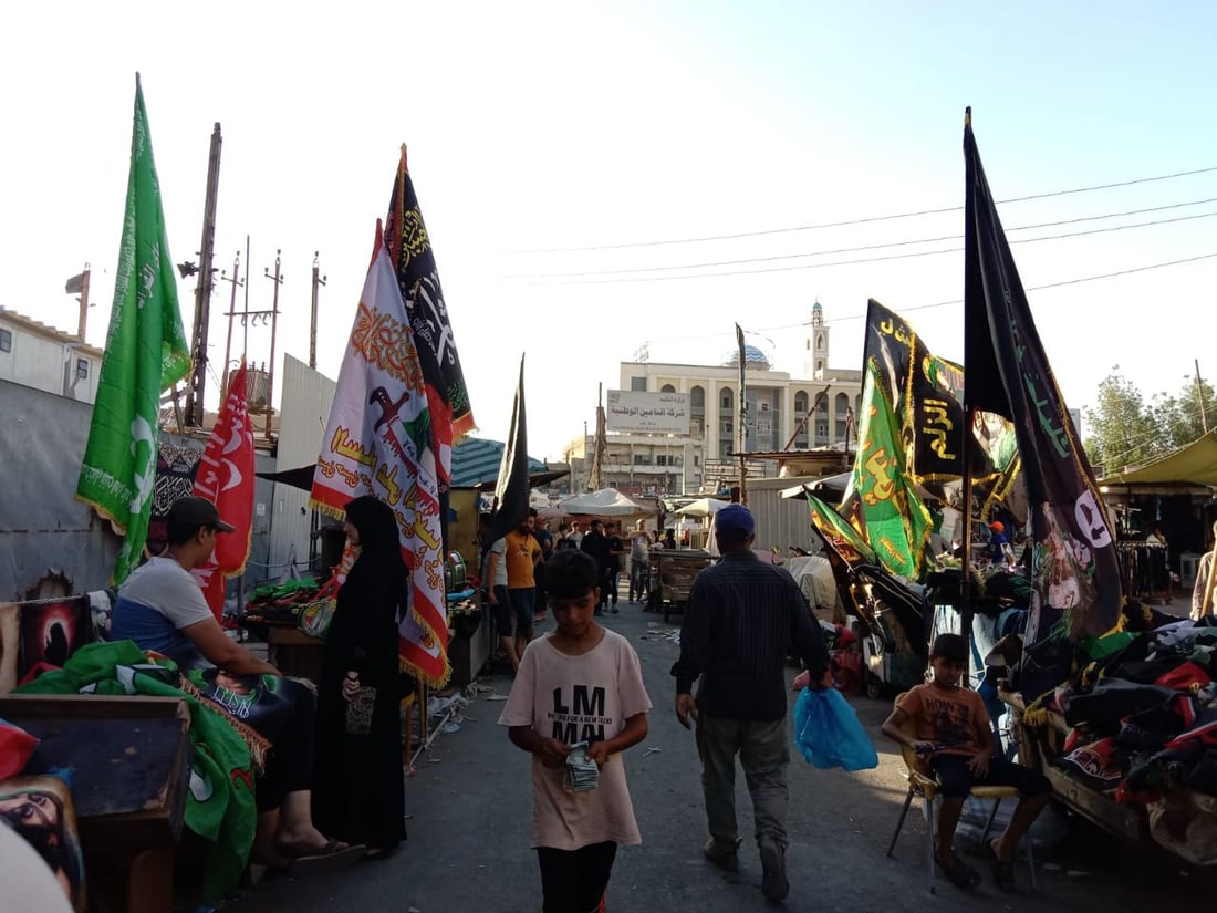 صور: سوق بغداد الجديدة يدخل موسم الأحزان بالرايات السود.. كل الأحجام بأسعار مناسبة