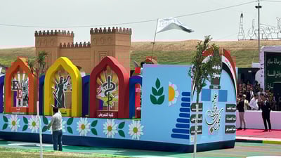 كراديس الدوائر الحكومية تستعرض أزياء الفلكلور الموصلي في مهرجان الربيع (صور)