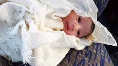 عمره 4 أيام فقط.. عثر عليه بمكب للنفايات ونقل إلى مستشفى الأطفال في كركوك