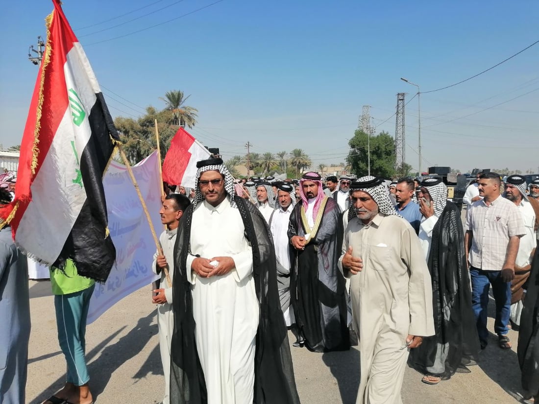 “لم نعد نحتمل العطش”.. تظاهرة غاضبة في المدحتية احتجاجاً على انقطاع المياه (صور)