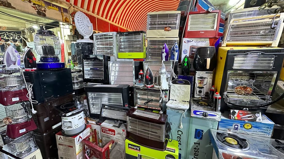 صور من سوق “الصوبات” في الكوت.. لا شيء يتفوق على “البالة اليابانية”