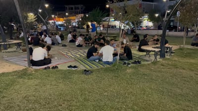 لە قەڵادزێ چایخانەیەک لە جیاتی کورسی راخەری داناوە