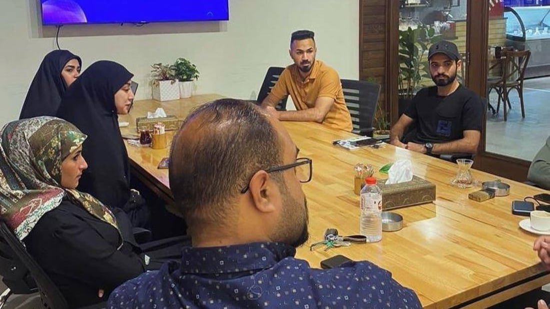 صور: شاب من العمارة يطوف على شباب كربلاء في المقاهي لتدريبهم على أصول الإدارة