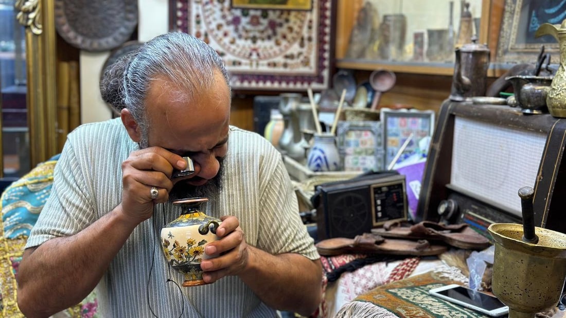 من عكد اليهودي في كربلاء.. أحجار غامضة تلهم حسين ياسر في كتابة مسرحياته (صور)