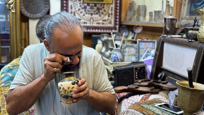 من عكد اليهودي في كربلاء.. أحجار غامضة تلهم حسين ياسر في كتابة مسرحياته (صور)