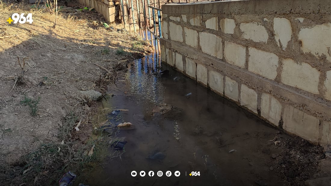 دوو هەفتەیە بۆریەکی ئاو کون بووە و کەس ناچێت بەلایەوە