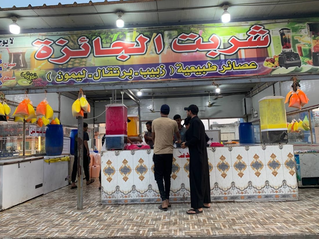 أبو غريب: رمضان ينعش “بسطات الشربت واللبن”.. ألوان جذابة في طريق الصائمين