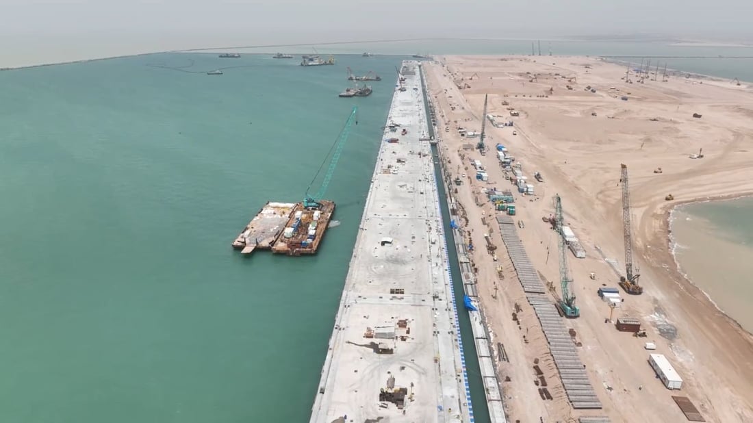 العراق يحفر 30 متراً تحت البحر ويكمل أرصفة الفاو في 5 أشهر.. موعد ثبت مع السوداني