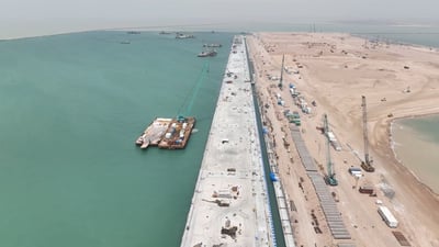 العراق يحفر 30 متراً تحت البحر ويكمل أرصفة الفاو في 5 أشهر.. موعد ثبت مع السوداني