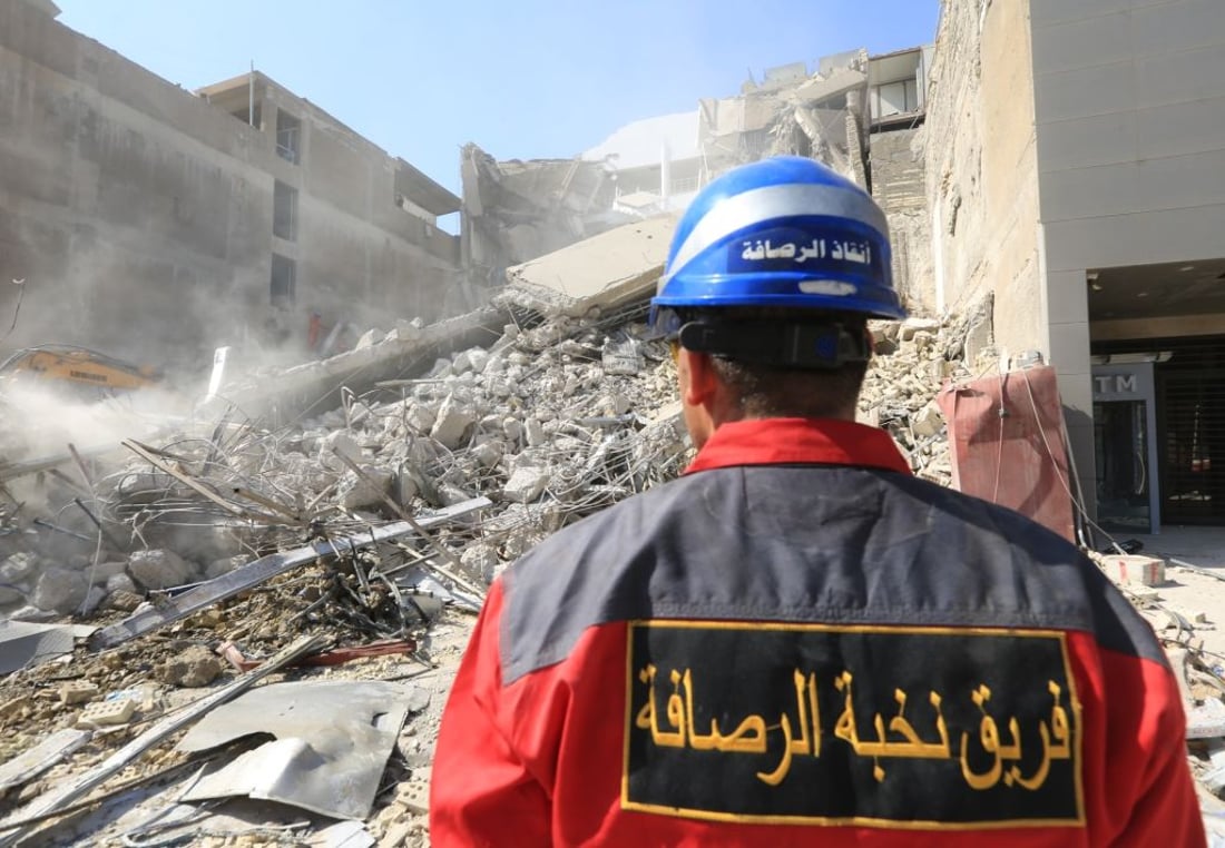 BAGHDAD, IRAQ - OCTOBER 1: A view of debris as rescue officers conduct search and rescue operation after 5-storey building collapsed  and in Baghdad, Iraq on October 1, 2022. 13 people rescued, 8 trapped in the collapsed building. (Photo by Murtadha Al-Sudani/Anadolu Agency via Getty Images)