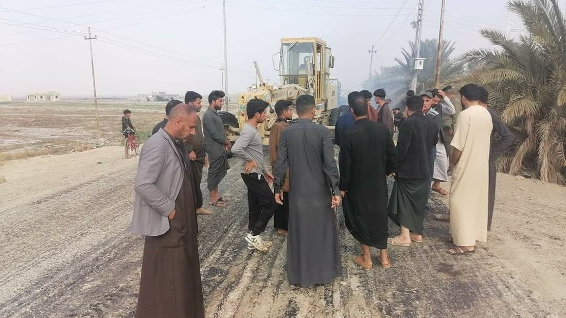 المثنى: الأهالي يمنعون الآليات من مغادرة “المحدد”: أكملوا تبليط الشارع