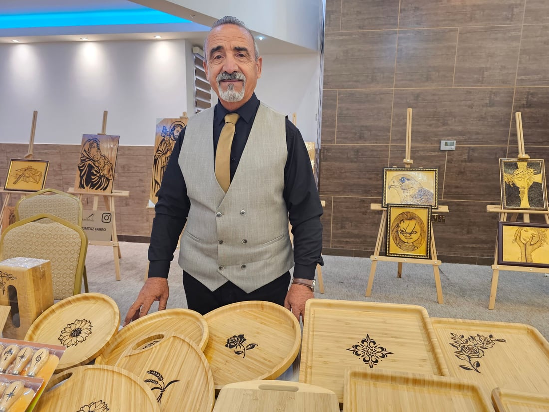 “ممتاز” يرسم تاريخ العراق بـ “الفن الصعب”.. لا مجال للخطأ مع الكاوية والخشب
