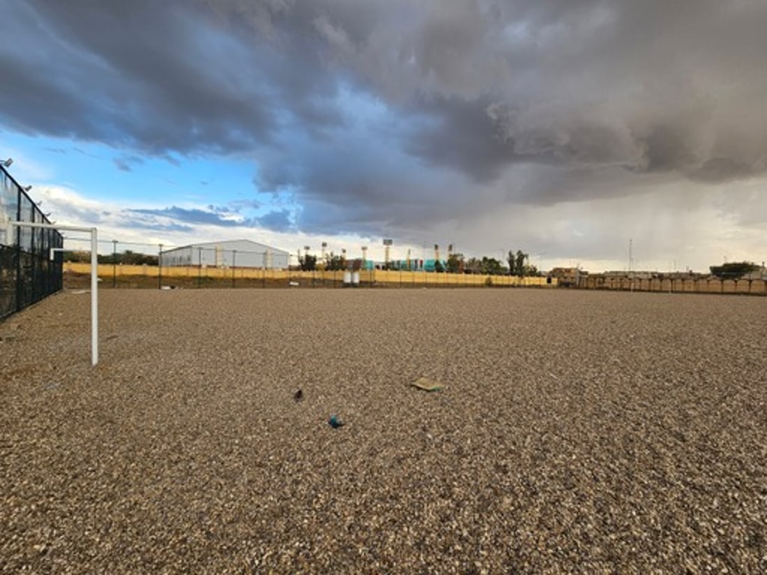 ملعب هيت النظامي يكمل عاماً من التلكؤ بسبب “الثيل”.. بانتظار قرار الألمان (صور)