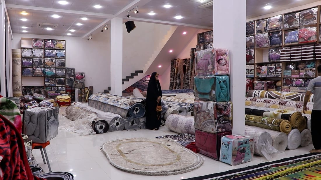 10 موديلات هذا العام والبيع بـ “الشانة”.. صور من سوق المفروشات في الكوت