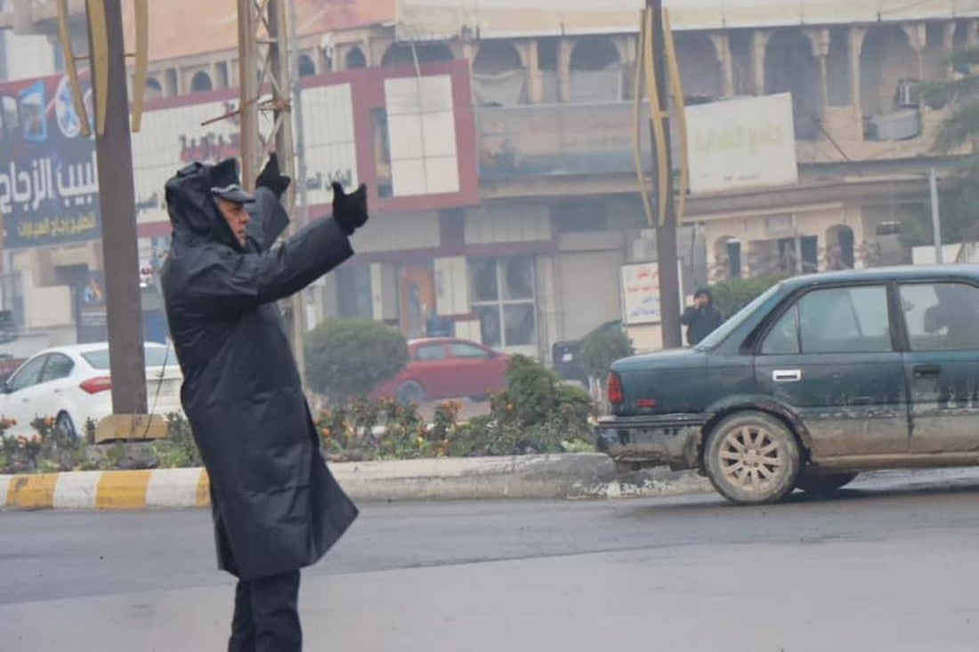 صور: رجال المرور في بغداد أمام مهمة شاقة تحت زخّ الأمطار