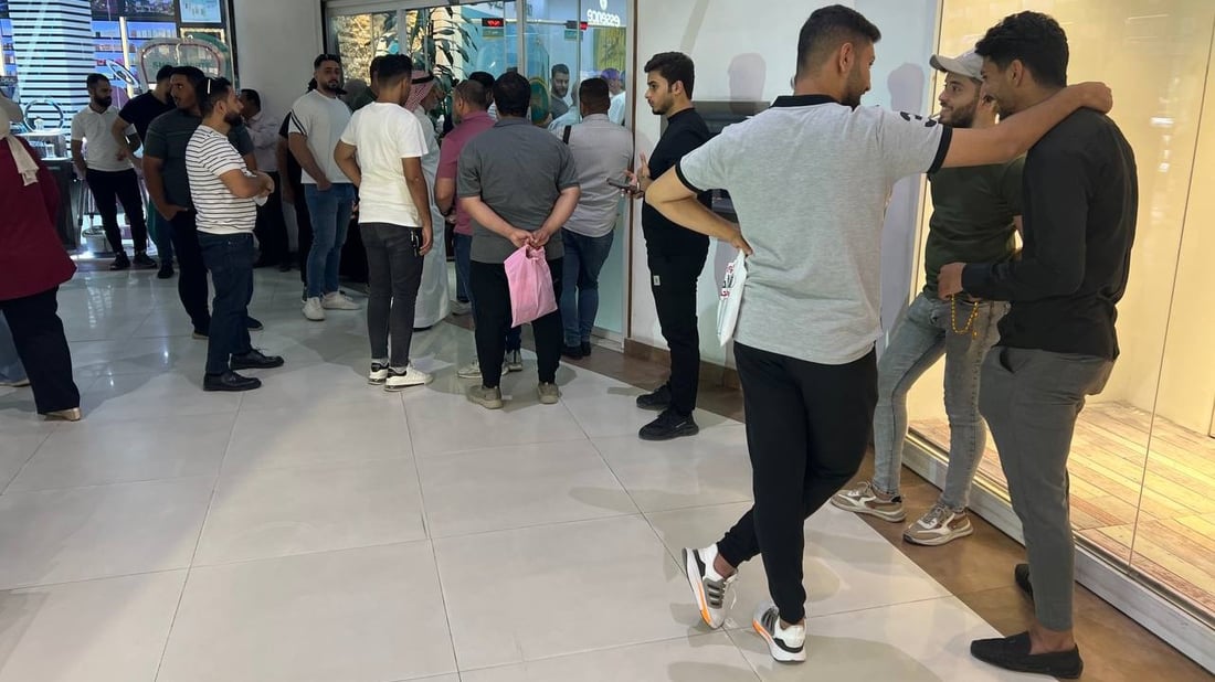 كارثة الدولار بدأت.. مصارف بغداد للمودعين: نعتذر رصيدنا صفر هذا اليوم (صور)