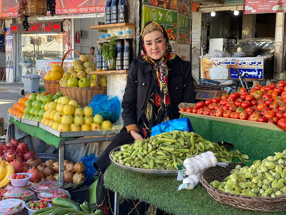 “ترزه” السيدة الوحيدة في سوق حلبجة.. تعمل مع والدها مثل الأصدقاء (صور)