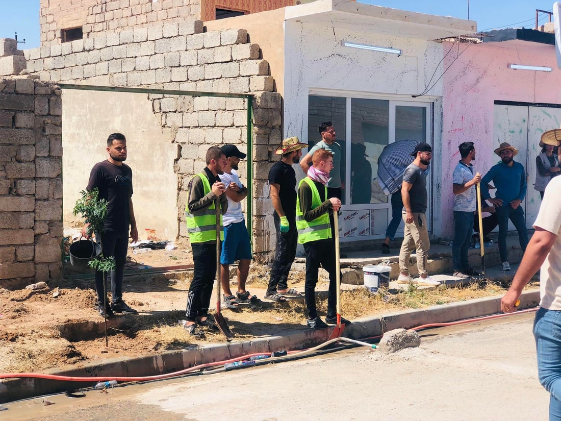 صور: عشرات الشباب يزرعون السبحبح في شوارع البعاج.. “نريد الأوكسجبن والظلال”