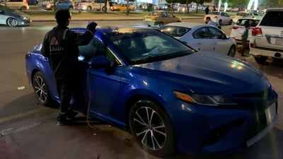 يرضي هوس السيدات بالتفاصيل.. كربلائي يغسل السيارات دلفري (فيديو)