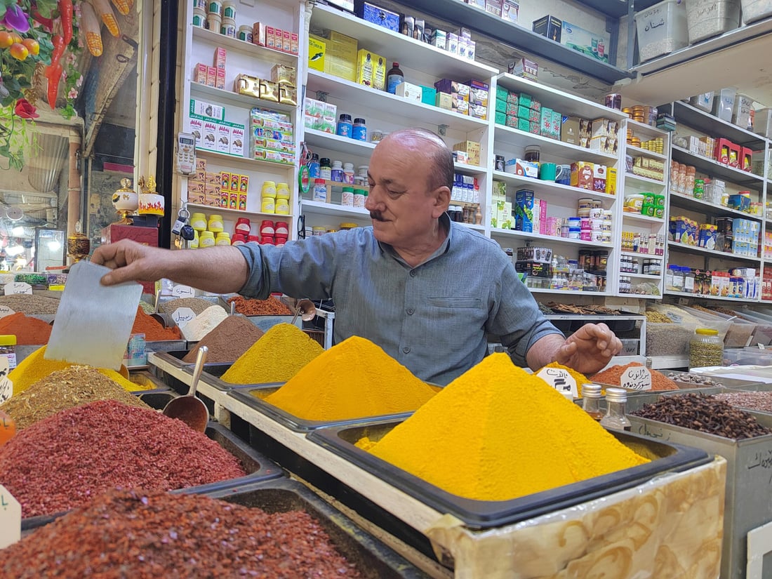 دوکانە رەنگاورەنگەکەی حەکیمی ئاڵەت 70 ساڵ تەمەنی کردووە