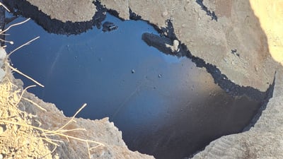 تغلي وتصدر فقاعات.. المادة السوداء الغريبة تظهر مجدداً في السليمانية